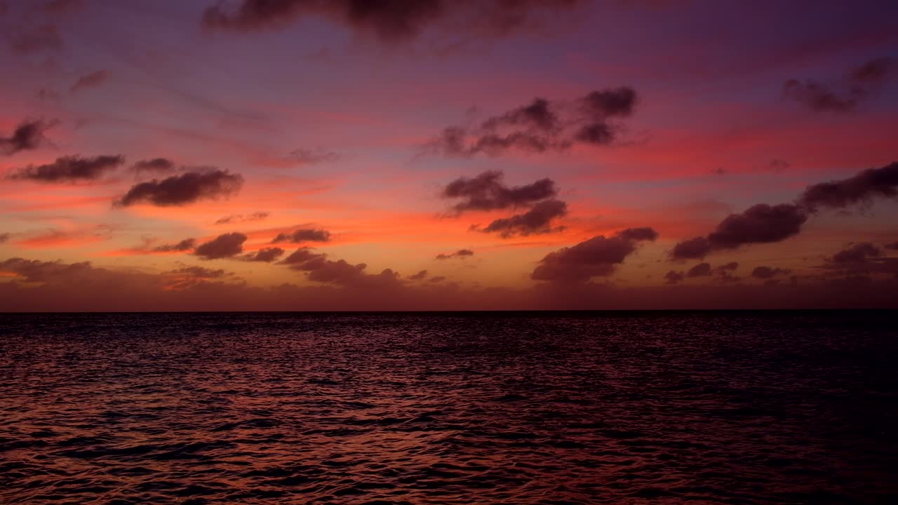 hermosa puesta de sol oceánica romántica y nublada en el caribe tropical, estática
