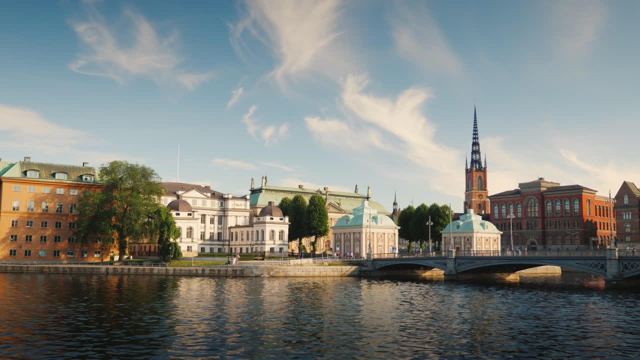 la hermosa línea de la ciudad de estocolmo los edificios y el puente se reflejan en el agua 4k video