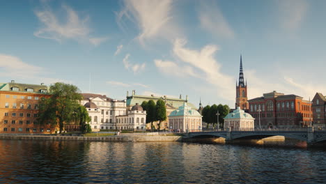 Die-Schöne-Stadtlinie-Von-Stockholm-Die-Gebäude-Und-Die-Brücke-Spiegeln-Sich-Im-Wasser-4k-Vide