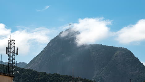 las nubes se mueven alrededor del monte corcovado con cristo el redentor en la parte superior, timelapse