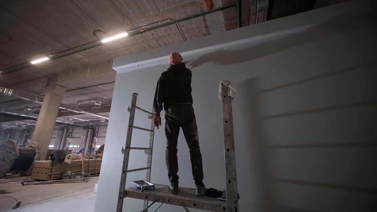 proceso de construcción de un gran almacén moderno con múltiples puertas de garaje para un fácil acceso y transporte de mercancías.