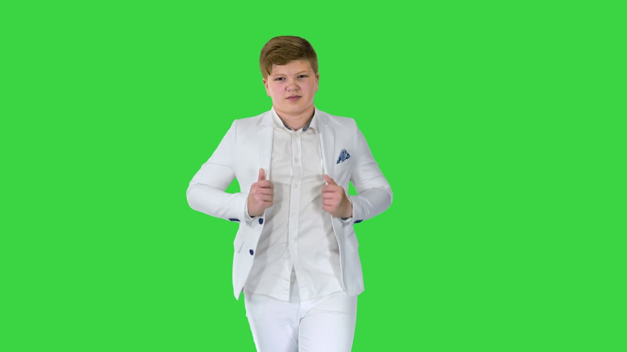 색 슈트를 입은 성공적인 사업 십대가 녹색 화면에서 고, 크로마 키