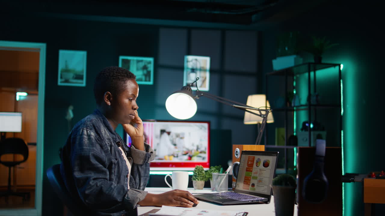 mujer trabajando hasta tarde en la noche en la computadora portátil