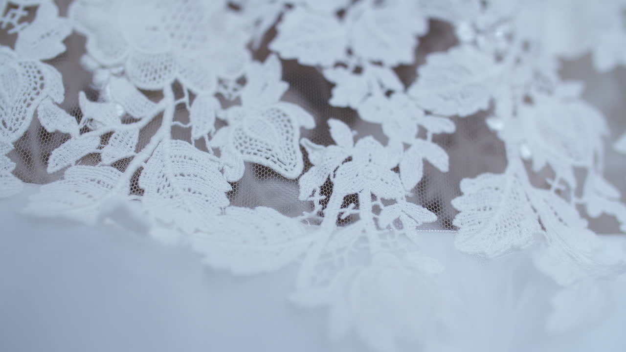 деталь из белой кружевной ткани