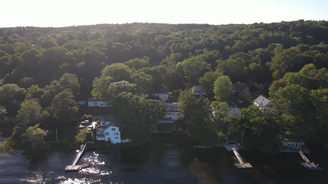 kennebec 해안의 해안선에서 햇볕에 쬐인 공중 후퇴