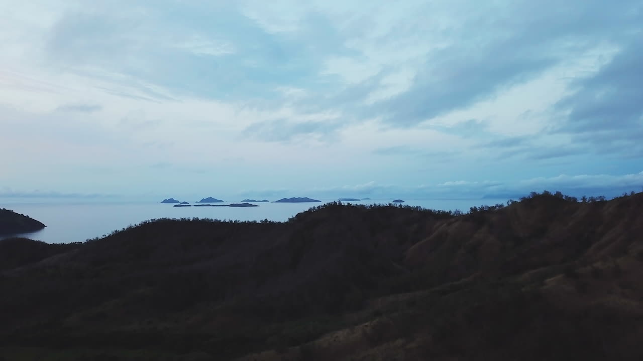 드론 피지 나디 말라로 섬 구름이 아름다운 평화로운 편안한 섬 산책 신혼여행 모험 리조트 공중 영화 앞으로 위로 움직임