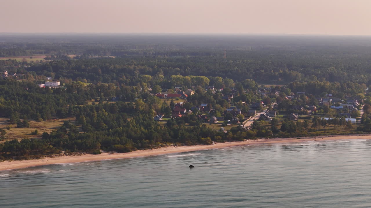 라트비아의 파빌로스타 (pavilosta) 서퍼 마을은 빛 아침에 안개 속에 있습니다.