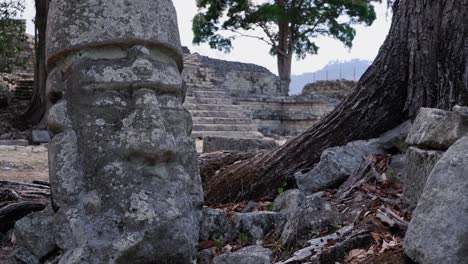 piedra de cabeza tallada en el cementerio maya en las antiguas ruinas de copán en honduras