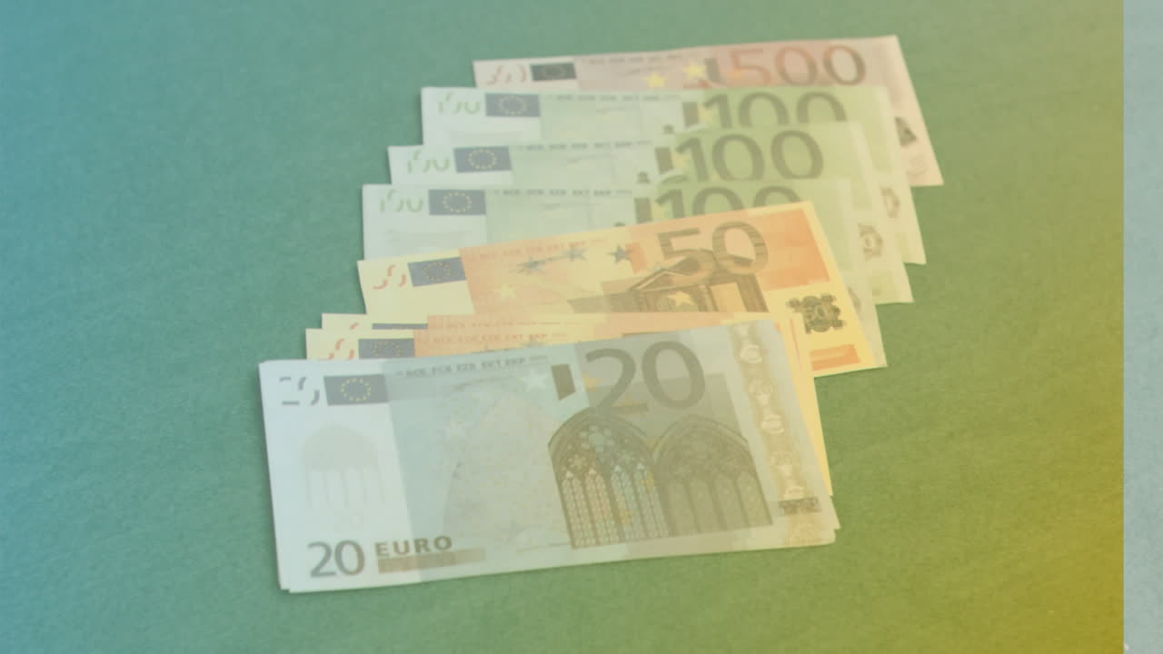 Animation af nærbillede af eurosedler mod en grøn og gul gradientbaggrund.