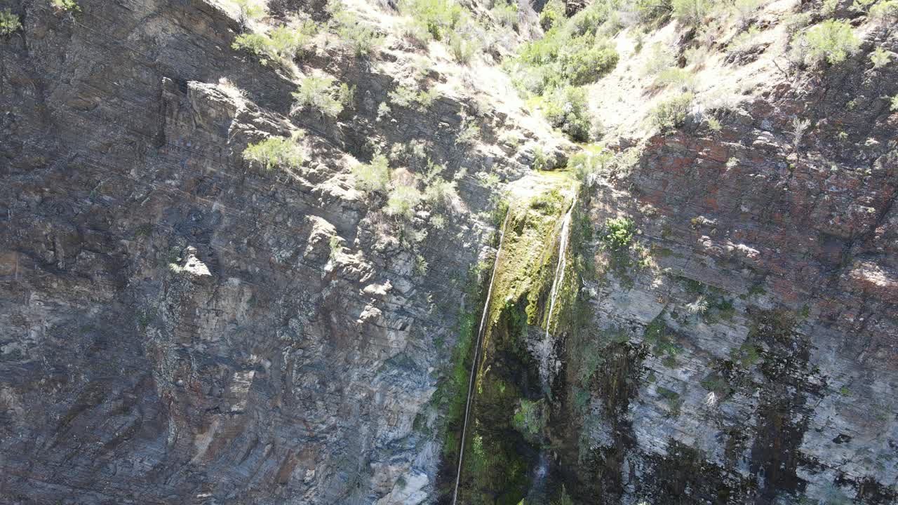 vista aérea de una hermosa cascada