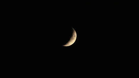 Crescent-moon-in-a-cloudless-sky,-during-early-September