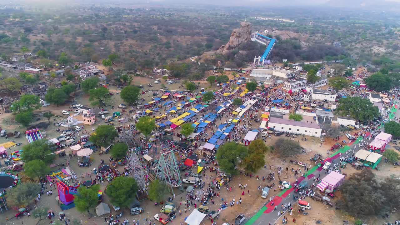 fotografía de un drone de una feria de diversión en las afueras de jaipur, rajasthan, india