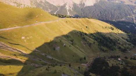 vista aérea revela dolomitas, val gardena, italia