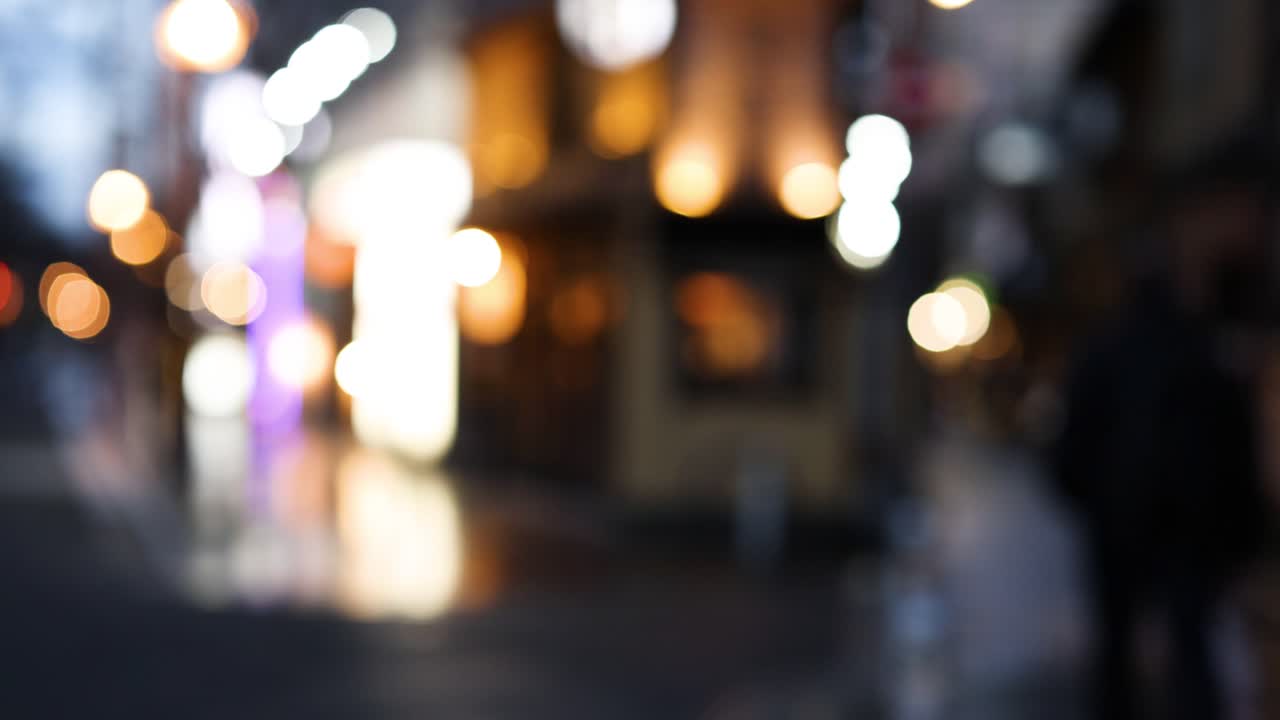 escena callejera fuera de foco con luces brillantes