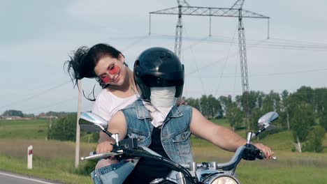 Hübsches-Mädchen-Fährt-Motorrad-Auf-Dem-Rücksitz-Mit-Mann-Im-Helm