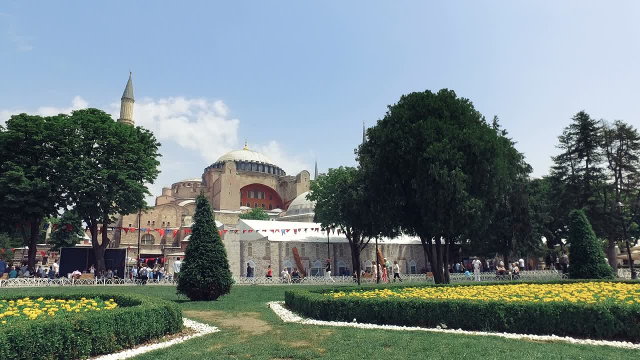 이스탄불의 하기아 소피아 (hagia sophia) 는 봄 꽃과 함께 술탄아멘드 공원에서 볼 수 있습니다.