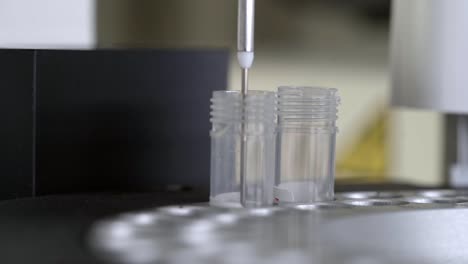 la sonda de la aguja pone la solución de reactivo en el tubo de ensayo en el analizador químico de banco