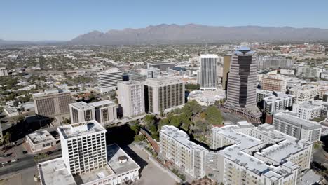 Centro-De-Tucson,-Arizona,-Con-Video-De-Drones-De-Cerca-Moviéndose-Hacia-Los-Lados