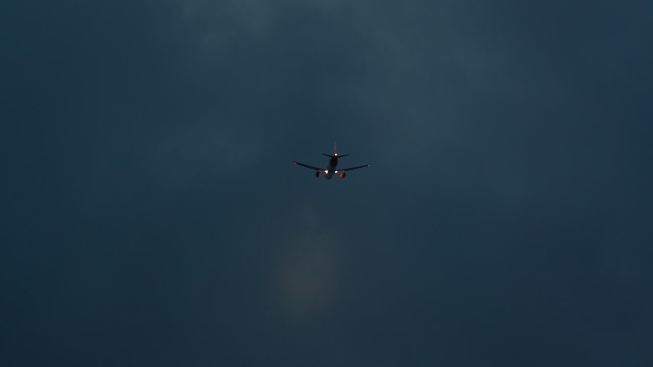 밤 에 폭풍우 를 겪는 구름 을 날아다니는 비행기