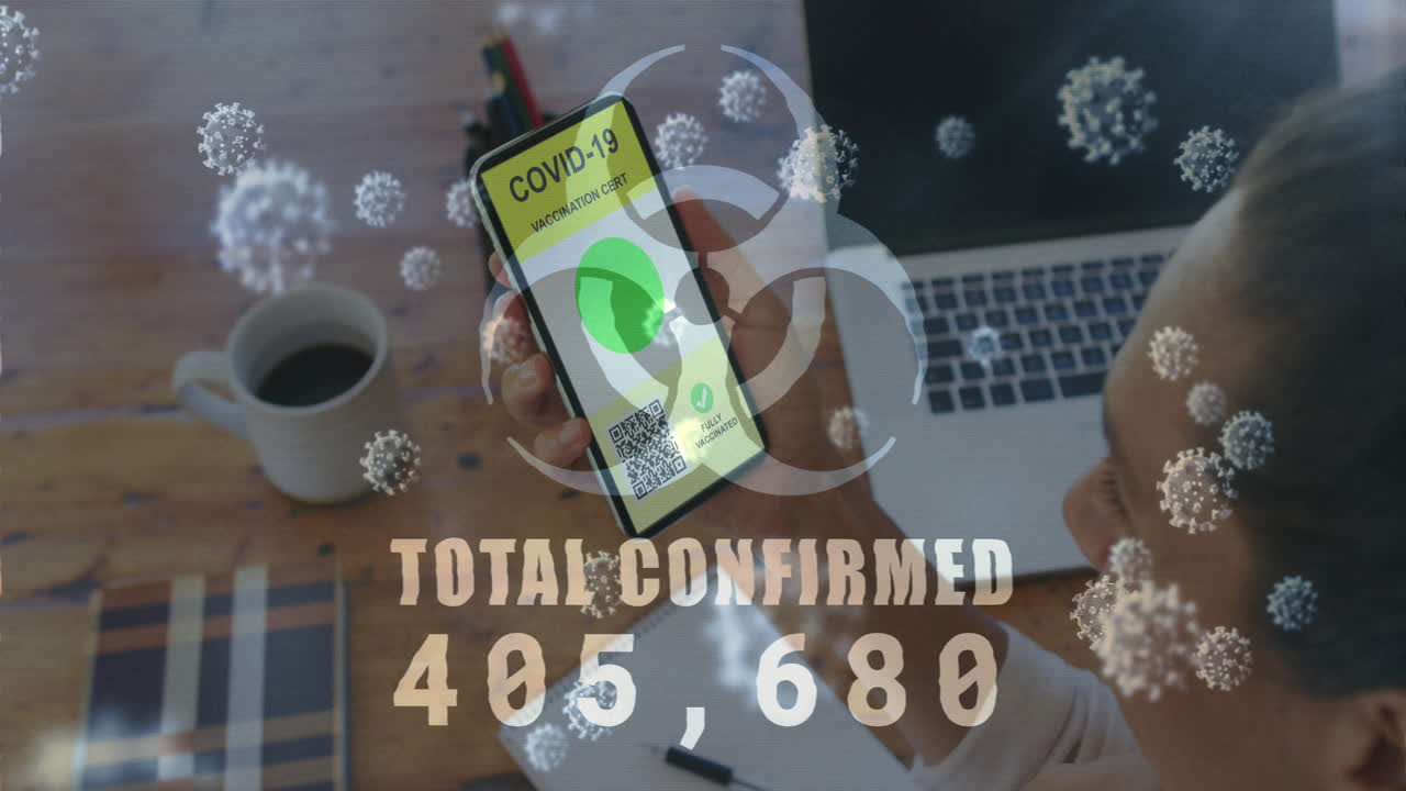 símbolo de riesgo biológico y células de covid-19 contra una mujer con un teléfono inteligente con código qr en la pantalla
