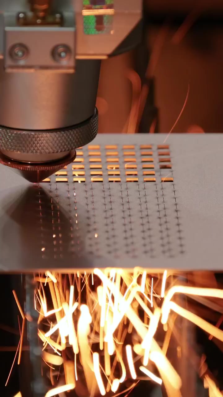 Taglio laser CNC di metallo, moderna tecnologia industriale.
