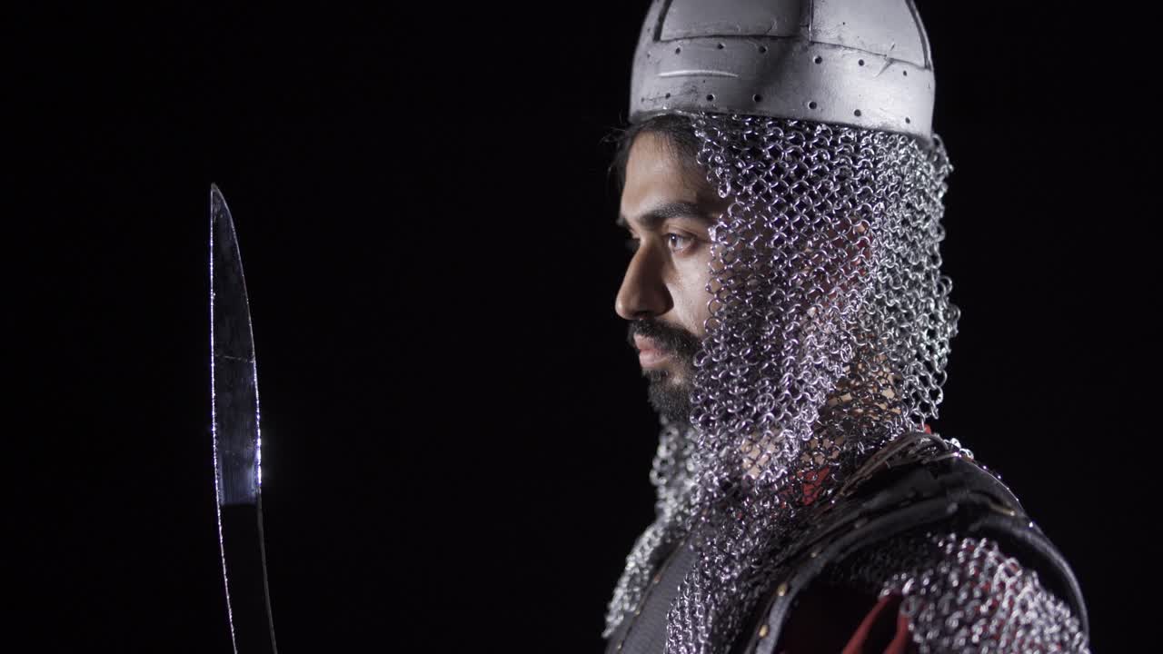 un guerrero bizantino blindado con fondo negro.
