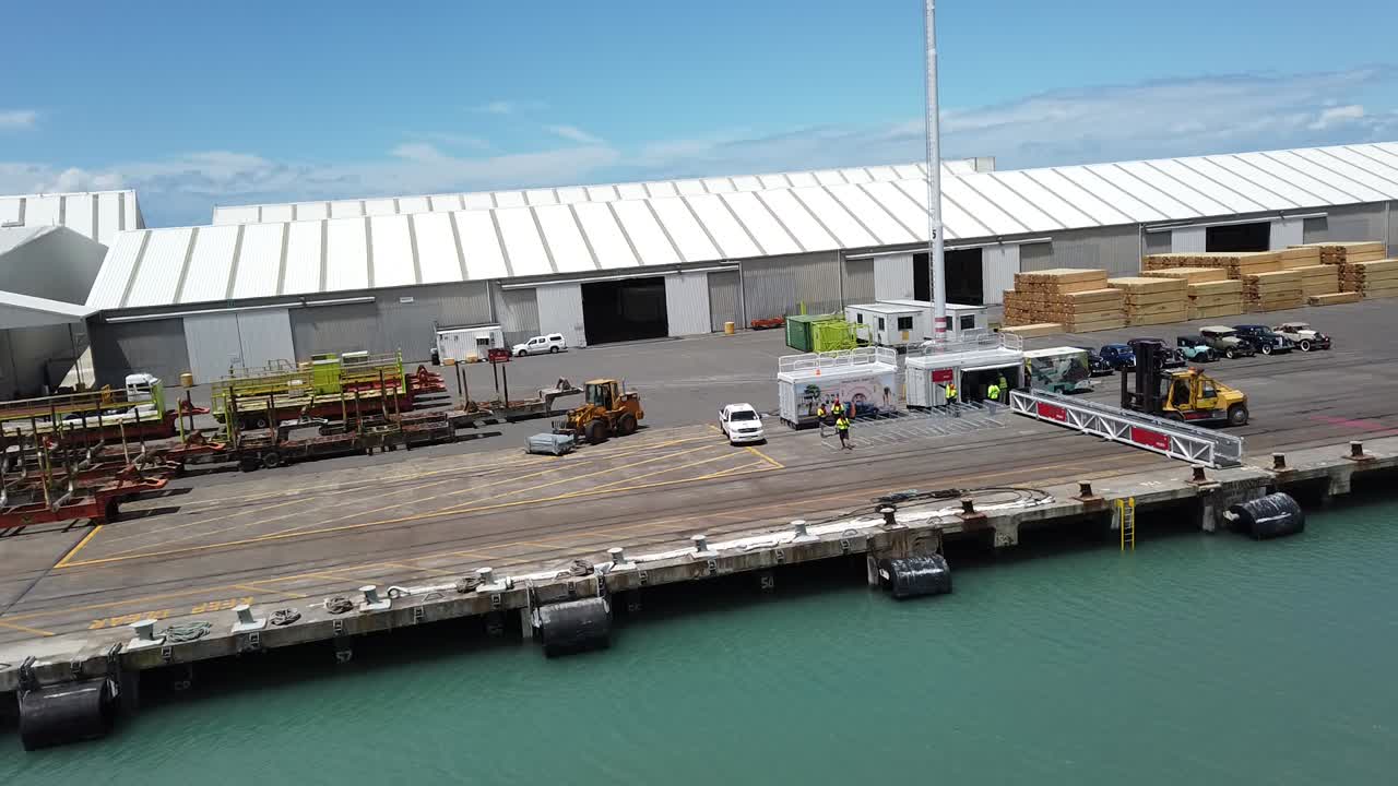 크루즈에서 뉴질랜드 네이피어 바쁜 항구 터미널과 항구의 샷