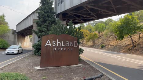 Underpass-with-the-sign-welcoming-people-to-Ashland,-Oregon