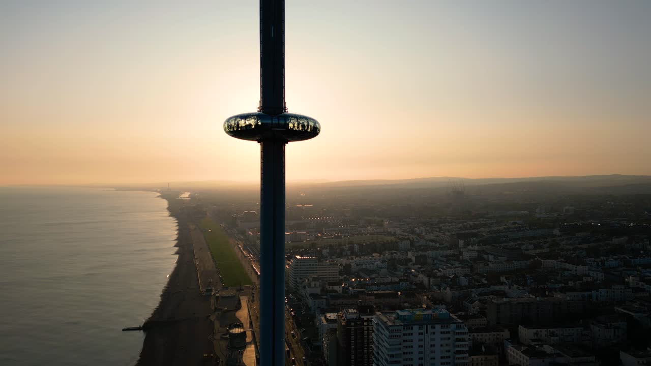 Nærbillede af Brighton i360 Tårnet ved solnedgang med strand og bysilhuetter i Brighton, Storbritannien
