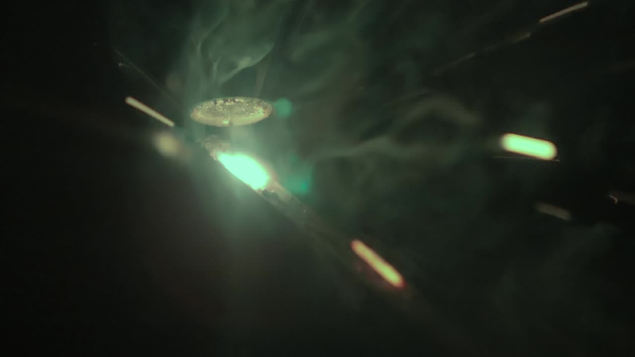 soldadura con arco metálico en gas (gmaw) en primer plano.