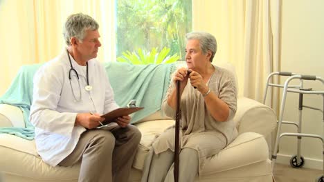 Un-Médico-Visitando-A-Un-Paciente