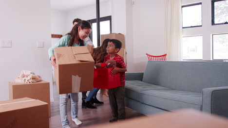 familia llevando cajas de mudanza a su nuevo hogar el día de la mudanza