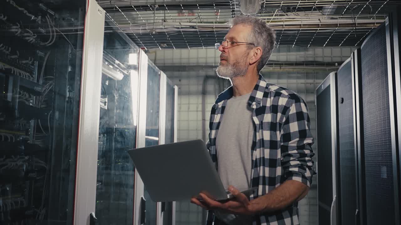 técnico informático trabajando en una sala de servidores
