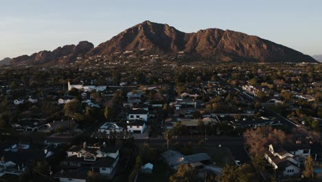 Vista-Aérea-Que-Se-Inclina-Hacia-Arriba-Desde-Las-Casas-De-Arizona-Para-Revelar-La-Montaña-Camelback