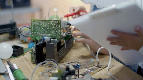 niños haciendo proyecto escolar en ingeniería