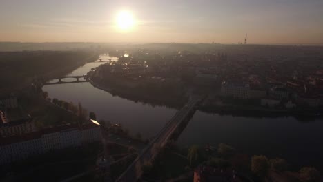 Vista-Aérea-De-La-Parte-Antigua-De-Praga-Y-Puentes-Sobre-El-Río-Moldava-Al-Amanecer.-Paisaje-Urbano.