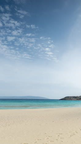 Playa-De-Simos-En-La-Isla-De-Elafonissos,-Grecia-En-Vertical.