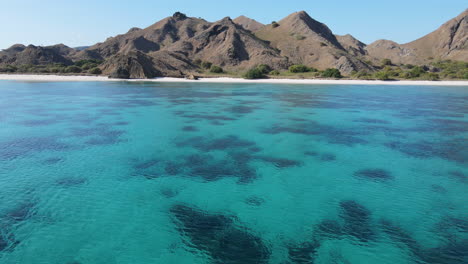 vista aérea de la naturaleza prístina de la isla de komodo, indonesia