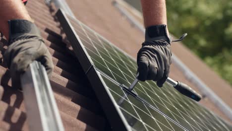 Nahaufnahme-Eines-PV-Profis,-Der-Ein-Neues-Schwarzes-High-End-Solarpanel-Installiert,-Tag