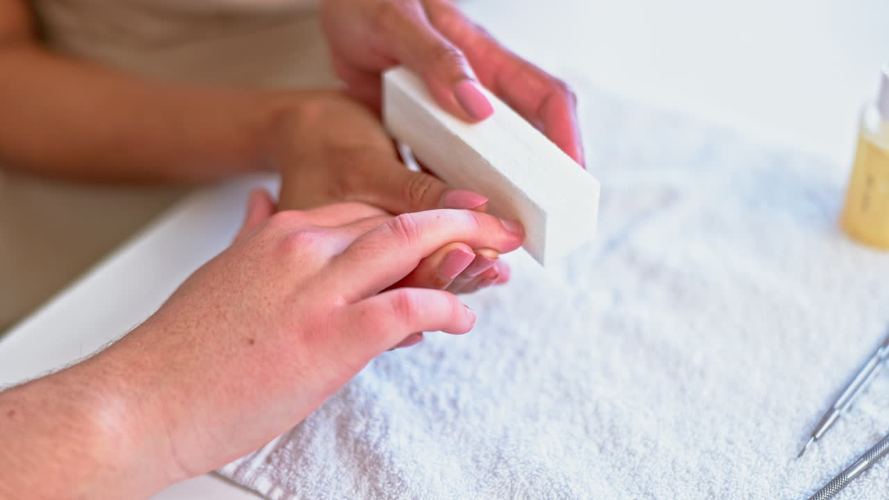Mani di donna alla spa, limatura