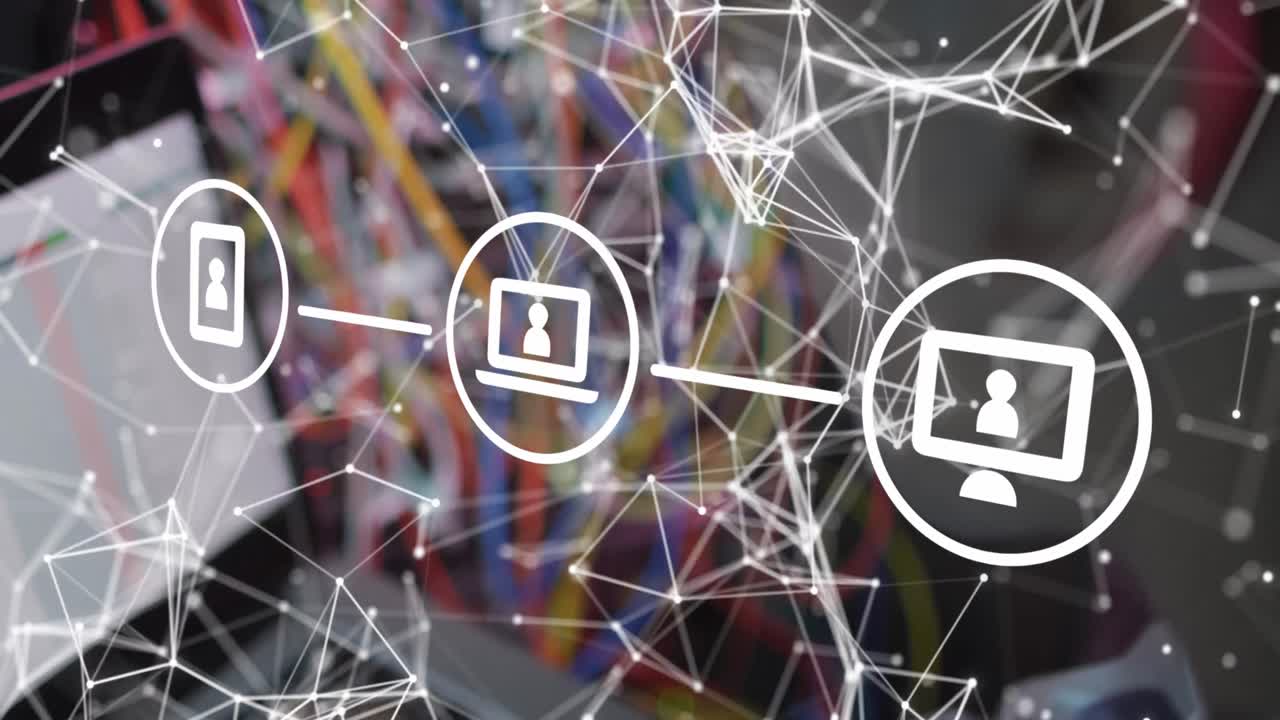 animación de conexiones e iconos tecnológicos sobre las manos de un hombre afroamericano que trabaja en una computadora portátil