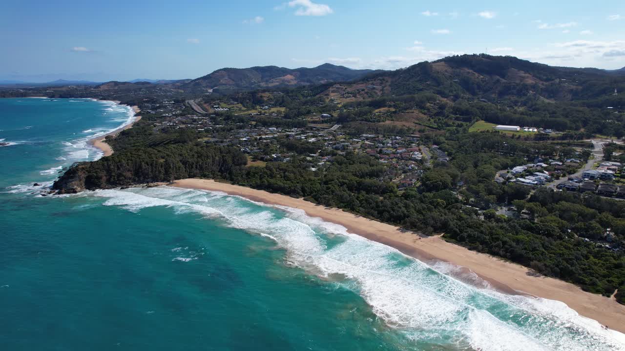 오스트레일리아 뉴 사우스 웨일즈 의 화이트 블러프 헤드랜드 와 함께 사파이어 비치 의 아름다운 풍경 - 공중 촬영