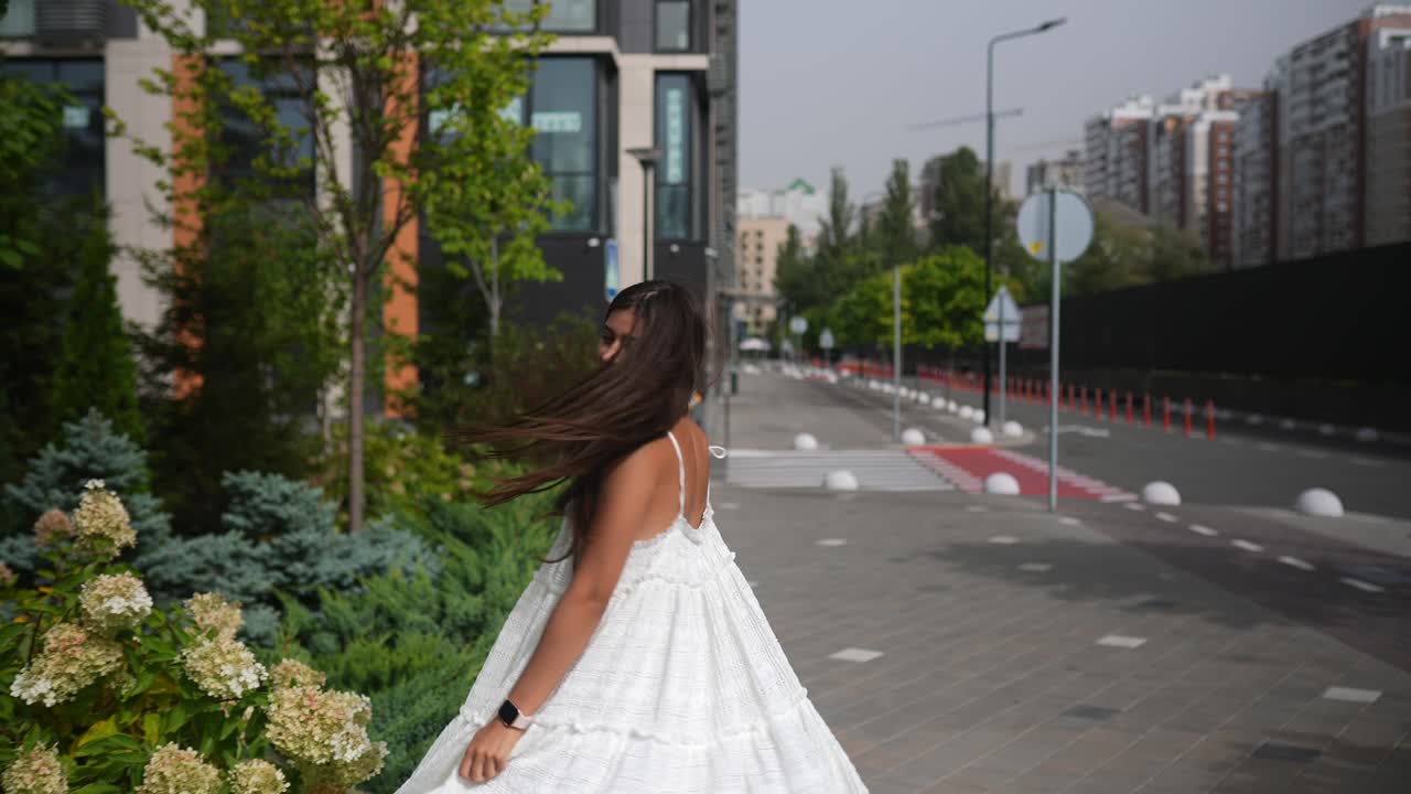 도시 를 걸어다니는  드레스 를 입은 여자