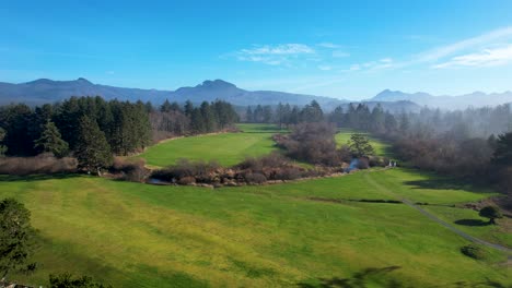 4k-Luftdrohnenschuss,-Der-An-Einem-Sonnigen-Tag-über-Dem-Golfplatz-Am-Meer,-Oregon-Beach,-Schwebt