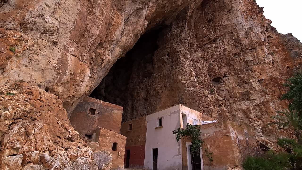 grotta mangiapane o grotta degli scuriti in sicilia, italia