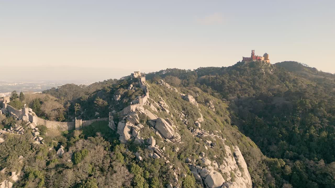 disparo aéreo que revela el castelo dos mouros en la vasta ladera de la colina