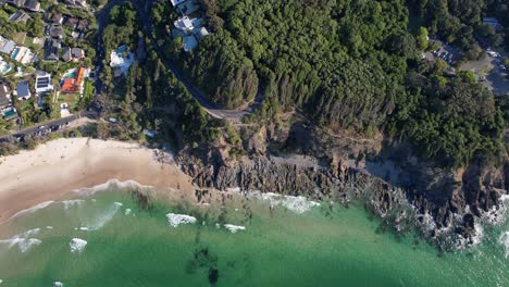 Rocky-Coastline-Of-Cape-Byron-State-Conservation-Area---Wategos-Beach-And-Holiday-Homes-In-NSW,-Australia