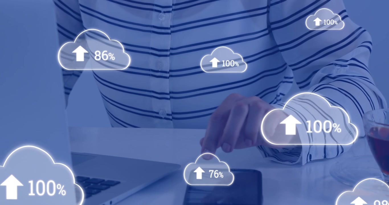 Donna d'affari che lavora al laptop con indicatori di progresso di caricamento su cloud digitale