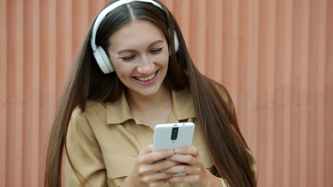 mujer disfrutando de la música en su teléfono