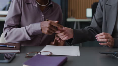 mujeres de negocios firmando documentos